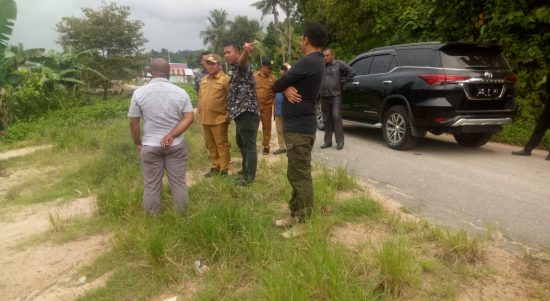 BUPATI Taliabu Aliong Mus didamping PUPR, Selasa (12)7/2022) meninjau lokasi pekerjaan jalan menuju tempat wisata