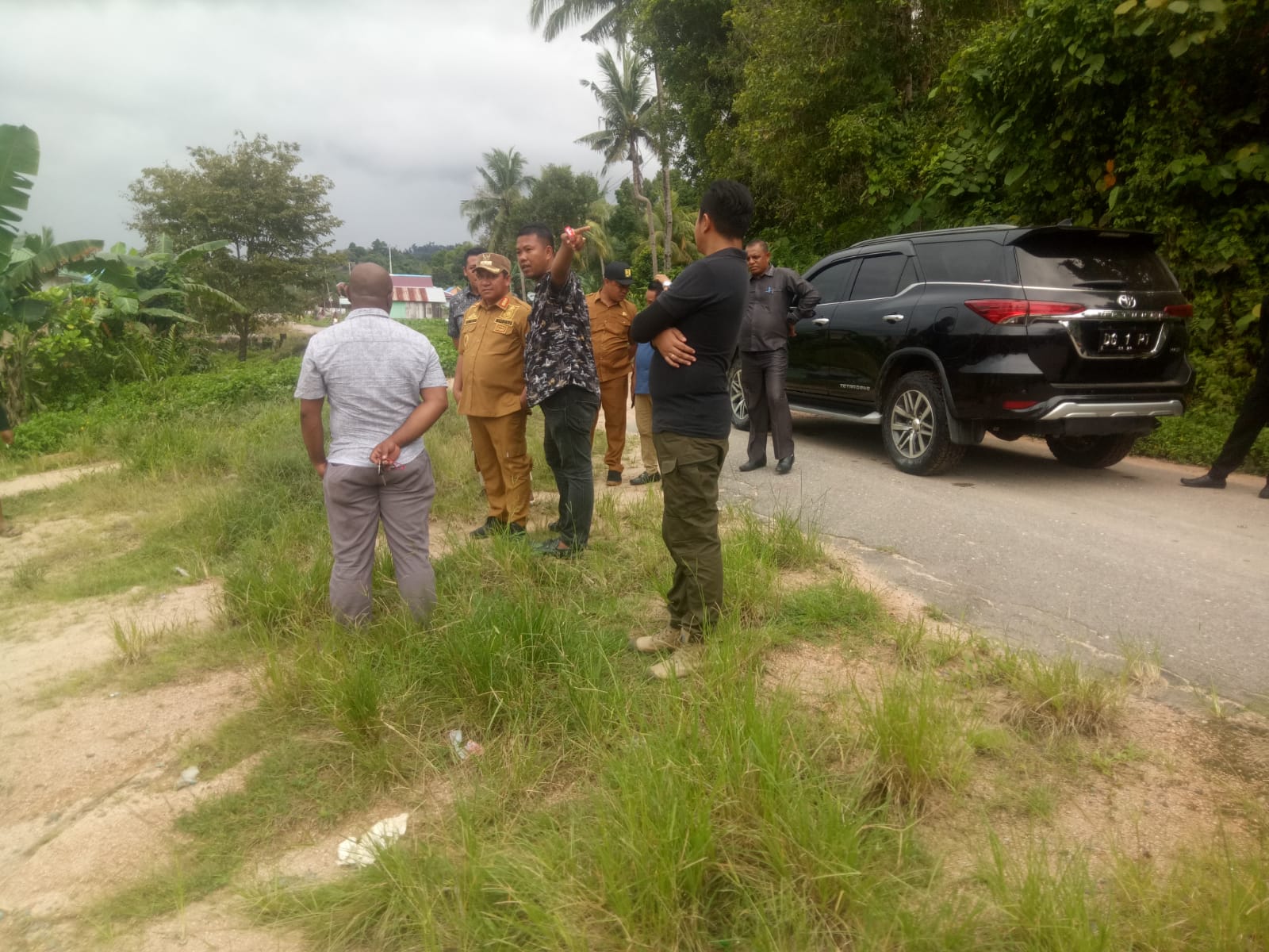 BUPATI Taliabu Aliong Mus didamping PUPR, Selasa (12)7/2022) meninjau lokasi pekerjaan jalan menuju tempat wisata