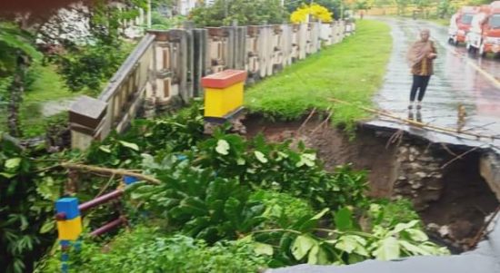 JEMBATAN di depan Kantor BPS di Sanana Utara, Kepsul yang ambruk