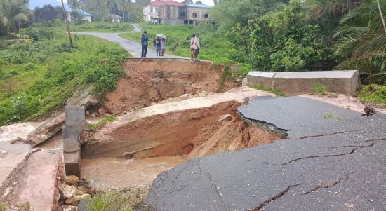 JEMBATAN Desa Ratahaya menuju Kota Bobong ambruk