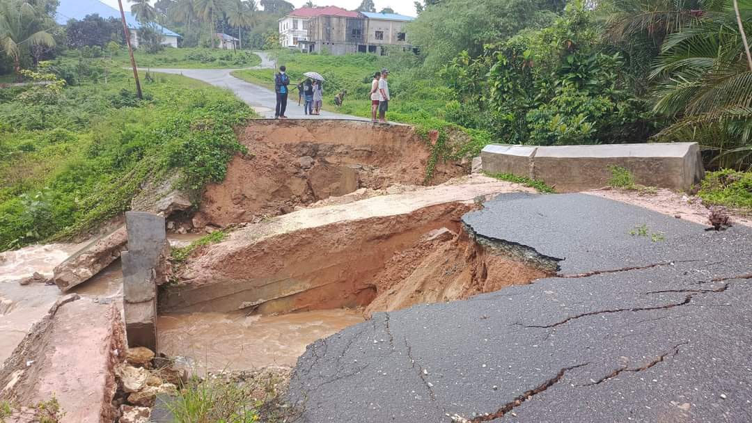 JEMBATAN Desa Ratahaya menuju Kota Bobong ambruk