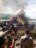 KOALISI aktivis Taliabu (KAT) saat menggelar aksi di kantor PUPR, Senin (4/7/2022)