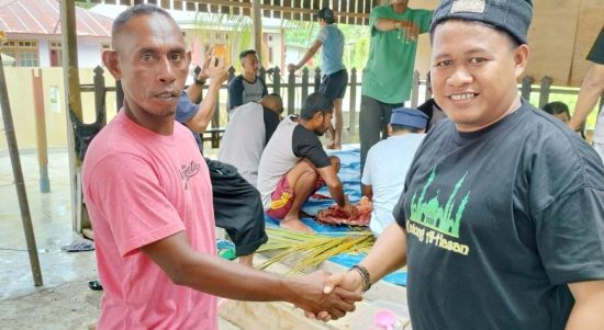 SEKRETARIS panitia pemotongan hewan kurban Musala Al-Hasan Desa Waiipa, Sahrul Takim (kanan)