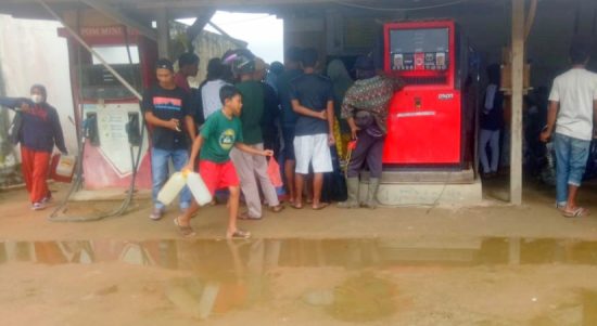 WARGA Desa Bobong mengantri minyak tanah, Sabtu (16/7/2022)