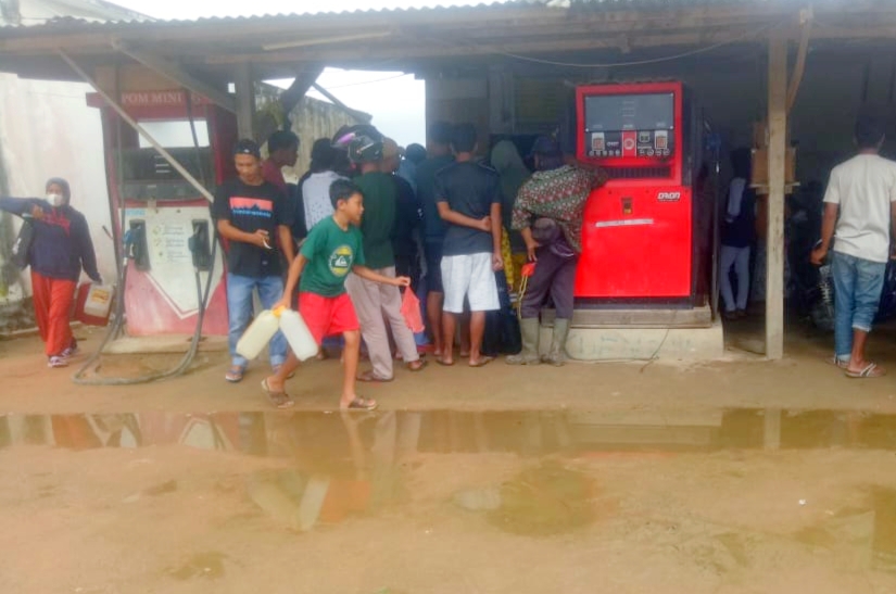 WARGA Desa Bobong mengantri minyak tanah, Sabtu (16/7/2022)