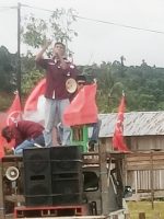 PEMUDA Marhaen saat menggelar aksi di Kantor PUPR Taliabu, Selasa (19/7/2022)
