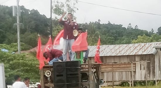 PEMUDA Marhaen saat menggelar aksi di Kantor PUPR Taliabu, Selasa (19/7/2022)