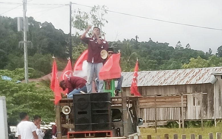 PEMUDA Marhaen saat menggelar aksi di Kantor PUPR Taliabu, Selasa (19/7/2022)