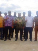 BUPATI Pulau Taliabu Aliong Mus (tengah paki batik) pose bersama Forkompinda usai meresmikan pelabuhan Desa Nggele, Sabtu (23/7/2022)