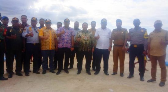 BUPATI Pulau Taliabu Aliong Mus (tengah paki batik) pose bersama Forkompinda usai meresmikan pelabuhan Desa Nggele, Sabtu (23/7/2022)