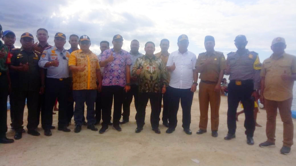 BUPATI Pulau Taliabu Aliong Mus (tengah paki batik) pose bersama Forkompinda usai meresmikan pelabuhan Desa Nggele, Sabtu (23/7/2022)