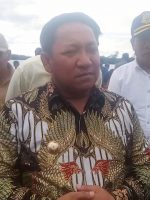 BUPATI Taliabu Aliong Mus memberikan keterangan ke wartawan usai meresmikan pelabuhan laut di Desa Nggele, Taliabu beberapa waktu lalu