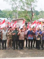 POSE bersama Forkopimda dan masyarakat penerima bendera merah putih dari pemerintah pulau taliabu, Kamis (4/8/2022)