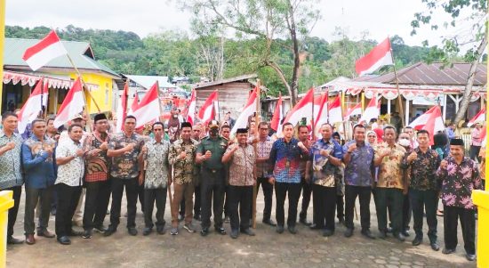 POSE bersama Forkopimda dan masyarakat penerima bendera merah putih dari pemerintah pulau taliabu, Kamis (4/8/2022)