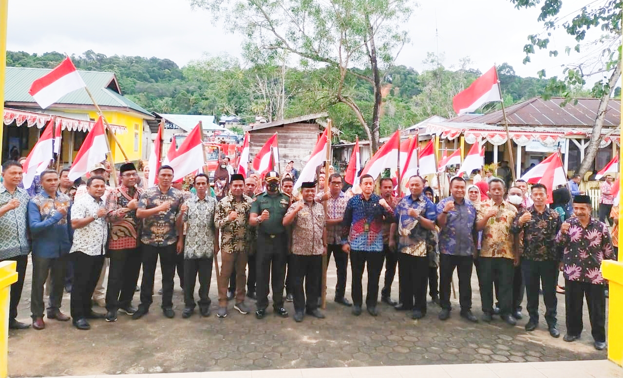 POSE bersama Forkopimda dan masyarakat penerima bendera merah putih dari pemerintah pulau taliabu, Kamis (4/8/2022)