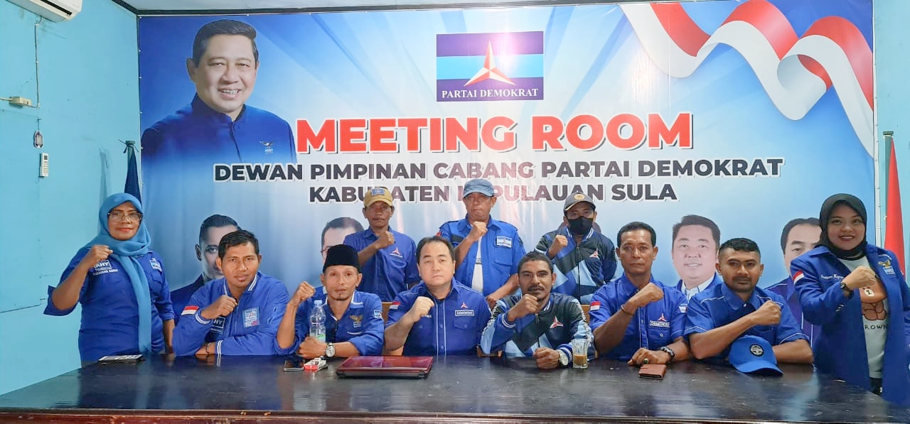 KETUA DPRD Kepsul Sinaryo Thes (tengah) pose bersama pengurus partai Demokrat, Jumat (5/8/2022)