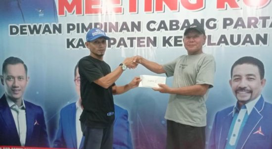 SEKRETARIS Partai Demokrat Kepulauan Sula, Nusri Umalekhoa menyerahkan hadiah kepada salah satu pemenang lomba domino, Rabu (17/8/2022)