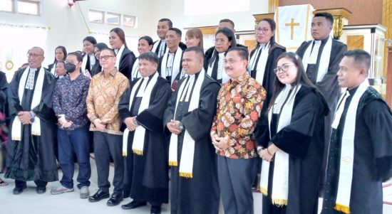 DIREKTUR Utara PT Trimegah Bangun Persada (ketiga dari kiri) bersama perwakilan Harita Nickel berfoto bersama di sela-sela acara peresmian Gedung Gereja El-Roi di Desa Tomori, Kecamatan Bacan, Labuha, Halsel, Minggu (25/9).