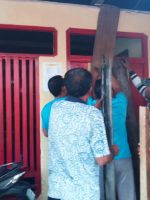 WARGA Desa Kabau Pantai, Kabupaten Kepulauan Sula saat memalang kantor desa, Jumat (16/9/2022)