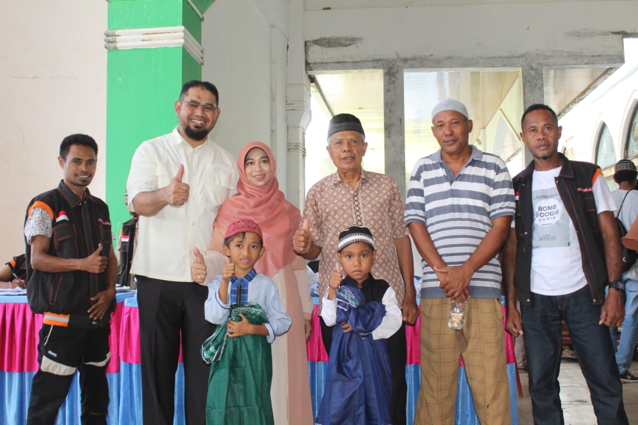 WAKIL bupati Halmahera Selatan Bassam Kasuba (kedua dari kiri) pose bersama.keluarga di Kabupaten Kepsul, Minggu (9/10/2022)