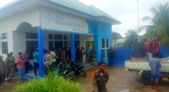 MASSA aksi dari DPI Pulau Taliabu menggelar demonstrasi di bank Maluku-Malut, Rabu (19/10/2022)