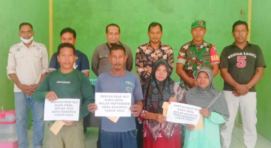 BABINSA Desa Kasango, Pulau Taliabu Wahyudin pose bersama dengan penerima BLT, Jumat, (21/10/2022)