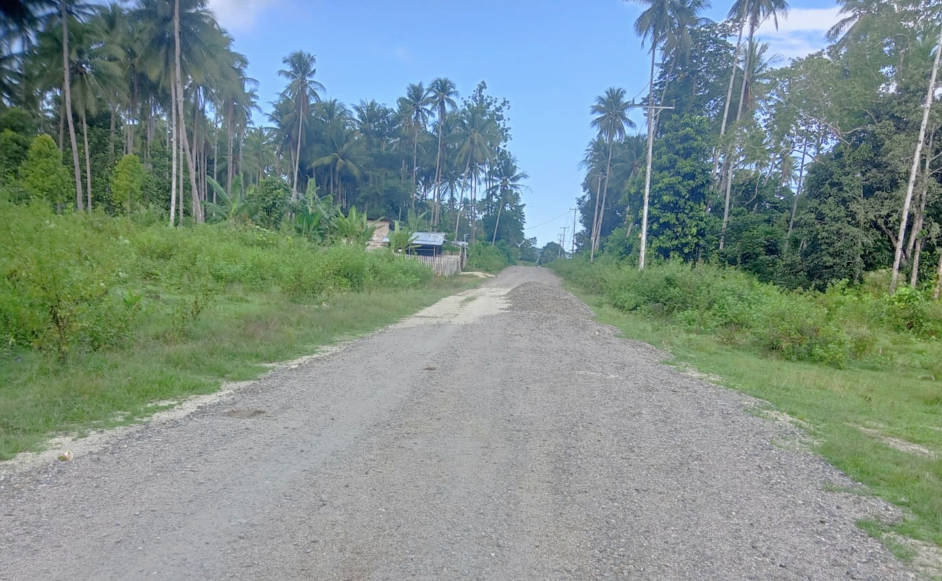 RUAS jalan yang menghubungkan Desa Capalulu-Kaporo yang belu. Selesai dikerjakan pihak CV. Nusantara Mandiri