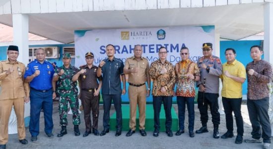 PERWAKILAN Manajeman Harita Nickel, beserta Bupati Halmahera Selatan dan Forkopimda Halmahera Selatan foto bersama usai acara serah terima bantuan kendaraan damkar dan truk pengangkut sampah dari Harita Nickel.