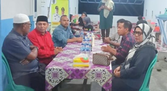 SEKDA Kepsul Muhlis Soamole (Kameja merah) bersama awak media usai melaunching program Gestapa pada Rabu (1/2/2023) malam