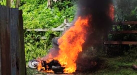 MOTOR dinas Desa Nahi, Kecamatan Sulbar, Kepsul yang dibakar warga, Jumat (3/2/2023)