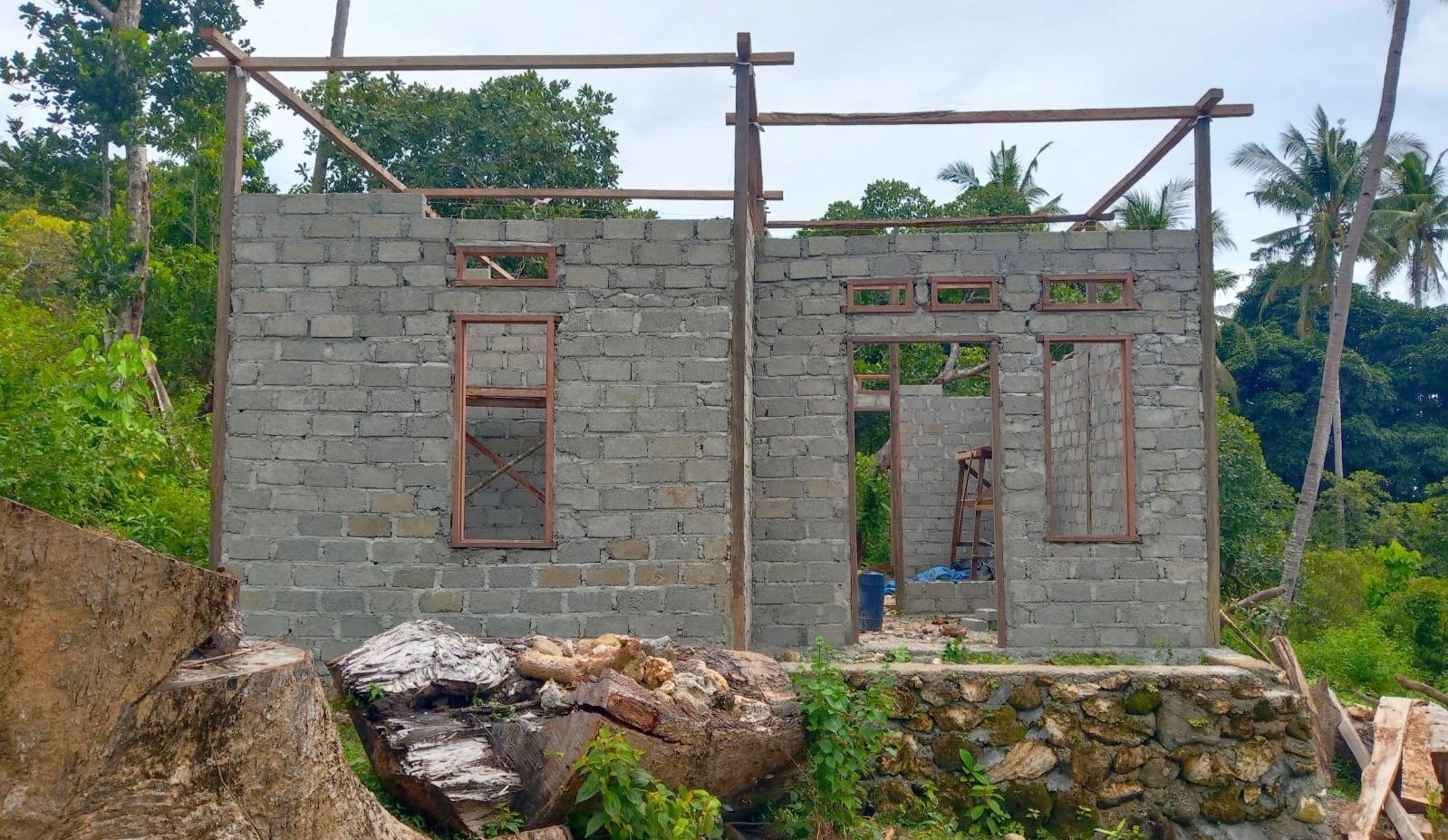 SALAH satu proyek RTLH di Desa Fuata, tampak belum selesai dikerjakan
