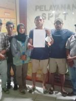 POSE bersama pengurus Komunitas Wartawan Sula (KWS) usai melaporkan Kadis DLHKP Ridwan Buamona dan dua kabidnya ke Polres Kepsul Kamis (16/2/2023) malam