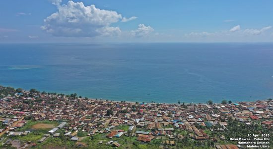 SUASANA Desa Kawasi dan perairan laut Pulau Obi di sekitar wilayah operasional PT Trimegah Bangun Persada Tbk. Gambar diambil pada Minggu 10 April 2023.