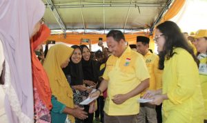 MANTAN Bupati Kepsul, AHM, didampingi ketua DPD Golkar Kepulauan Sula Ahlam Gajali dan kader lainnya, Jumat (8/4/2023)menyerahkan santunan kepada anak yatim dan janda