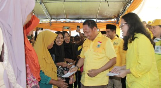 MANTAN Bupati Kepsul, AHM, didampingi ketua DPD Golkar Kepulauan Sula Ahlam Gajali dan kader lainnya, Jumat (8/4/2023)menyerahkan santunan kepada anak yatim dan janda