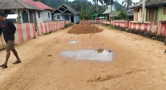 KONDISI jalan di Ibu Kota Kecamatan Mangoli Utara Timur, Waisakai