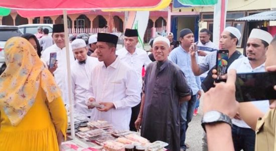 KETUA Gerindra Malut Muhaimin Syarif, didampingi M. Thariq Kasuba, ketua Gerindra Kepsul M. Natsir Sangadji berbelanja takjil di kampung ramadhan, di Desa Fagudu, Kecamatan Sanana baru-baru ini