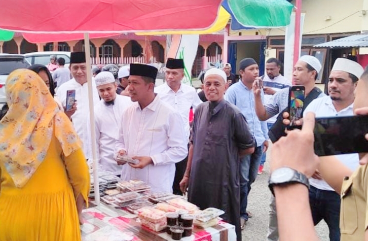 KETUA Gerindra Malut Muhaimin Syarif, didampingi M. Thariq Kasuba, ketua Gerindra Kepsul M. Natsir Sangadji berbelanja takjil di kampung ramadhan, di Desa Fagudu, Kecamatan Sanana baru-baru ini