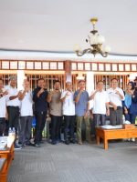Komisi Informasi Malut pose bersama dengan Pj Bupati Halteng Ikram Sangadji dan jajarannya, Rabu (12/4/2023)