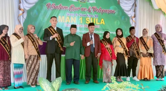 KEPALA sekolah, guru dan perwakilan siswa MAN I Sanana, pose bersama usai mendengar kelulusan