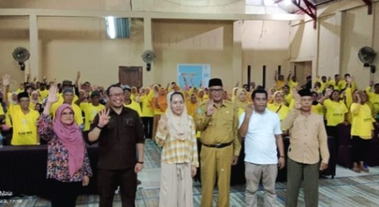 ANGGOTA Komisi IV DPR RI Alien Mus (tengah pakai hijab) pose bersama dirjen perkebunan kementerian pertanian (Kementan), Muhammad Rizal Ismail, wakil bupati Kepsul Saleh Marasabessy (pakai peci) dan peserta bimtek tanaman tahunan di hotel beliga, Selasa (30/5/2023)