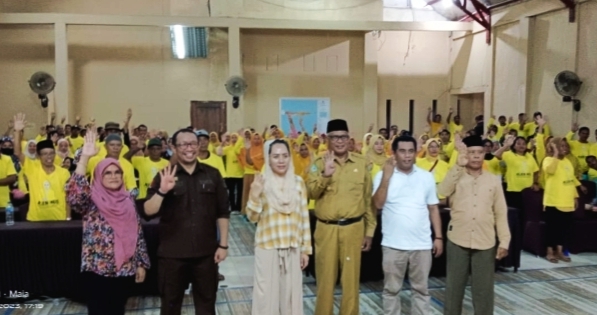 ANGGOTA Komisi IV DPR RI Alien Mus (tengah pakai hijab) pose bersama dirjen perkebunan kementerian pertanian (Kementan), Muhammad Rizal Ismail, wakil bupati Kepsul Saleh Marasabessy (pakai peci) dan peserta bimtek tanaman tahunan di hotel beliga, Selasa (30/5/2023)