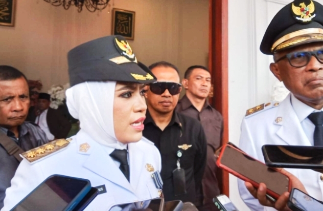 BUPATI Kepulauan Sula (Kepsul) Fifian Adeningsi Mus didampingi wakil bupati Hi. Saleh Marasabessy saat memberikan keterangan pers usai dilantik Gubernur Malut Abdul Gani Kasuba