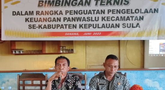 KETUA Bawaslu Kepsul Iwan Duwila saat memberikan materi tata kelola keuangan bagi Panwascam se-kabupaten Kepsul, Kamis (15/6/2023)