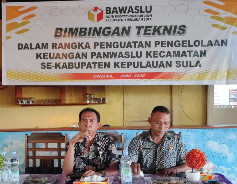 KETUA Bawaslu Kepsul Iwan Duwila saat memberikan materi tata kelola keuangan bagi Panwascam se-kabupaten Kepsul, Kamis (15/6/2023)