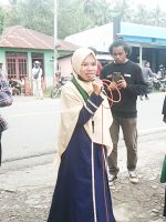 KETUA HMI Cabang Sanana, Sumiyati Bilmona saat menggelar aksi di depan kantor Kejari Sanana, Senin (19/6/2023)
