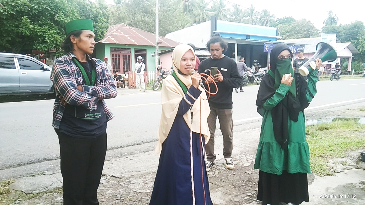 KETUA HMI Cabang Sanana, Sumiyati Bilmona saat menggelar aksi di depan kantor Kejari Sanana, Senin (19/6/2023)