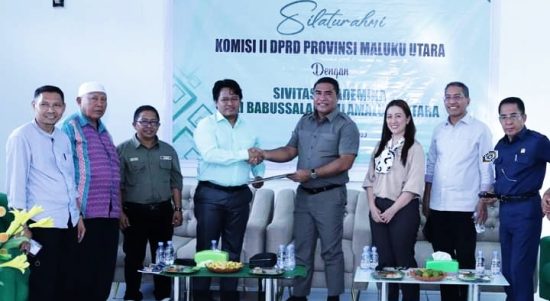 KETUA STAI Babussalam Sula, Sahrul Takim (kemeja putih) saat menyerahkan proposal bantuan ke Ketua Komisi II dped Provinsi Maluku Utara Ishak Naser usai rapat kerja, Kamis (22/6/2023)