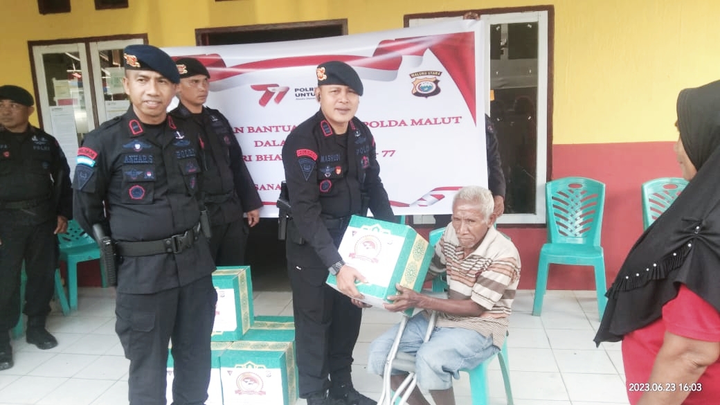 DANKI Sat Brimob Polda Malut Kompi I Sanana Kepsul, AKP Mashudiyanto saat menyerahkan bantuan sembako kepada warga lansia, Jumat (23/6/2023)