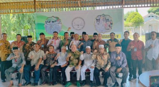 Caption: KOMPAK: foto bersama panitia, inisiator dan sesepuh Fagogoru usai pengukuhan Panitia Mubes ke V Fagogoru di Aula Pangkalan TNI Angkatan Laut Ternate, Sabtu (22/7).